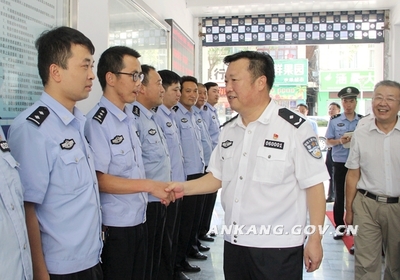 酷暑下的警民魚水情——陳明、楊尚偉慰問(wèn)一線執(zhí)勤民警并指導(dǎo)后勤保障工作
